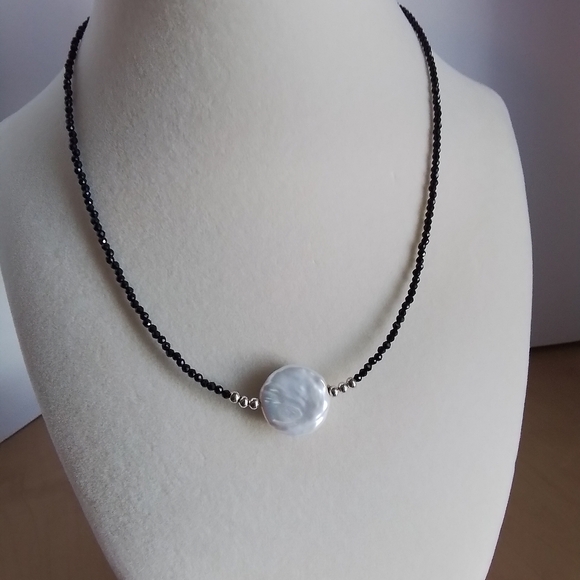 Mystic coin pearl choker - Picture 6 of 8